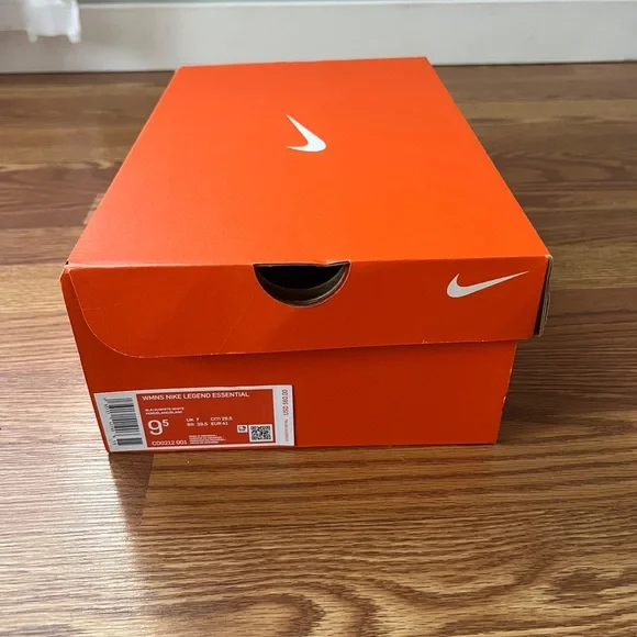 NWT Nikes Women Legend Essential (Training shoes) - Picture 5 of 5